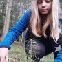 Zdjęcie 0 przedstawia uczennicę klasy 5, która sadzi sosnę – drzewko o długich igłach.
